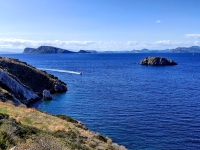 Dit Griekse hotel verdwijnt letterlijk in de rotswand