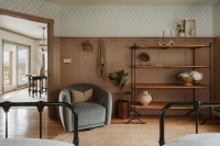 Een stoel naast het bed verandert je slaapkamer compleet