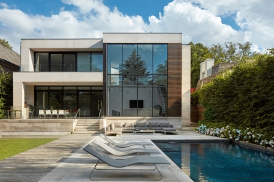 Strakke lijnen en neutrale kleuren: dit moderne huis is om van te smullen