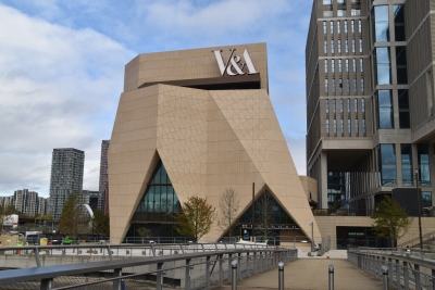 Een Balenciaga-jas gaf dit Londense museum zijn vorm